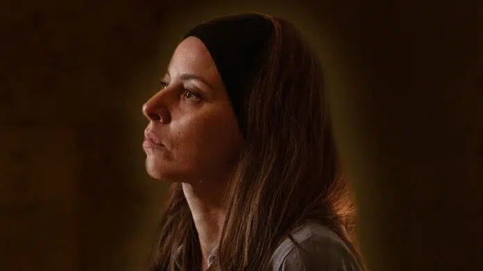 Marie Vinck as Gila Wolfson In Rough Diamonds Season 1